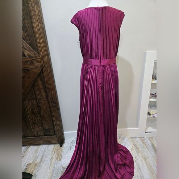 Mac Duggal 26285 Purple Raspberry Pleated Plunge Belted A Line Gown NWOT Sz 8 - Picture 6 of 7